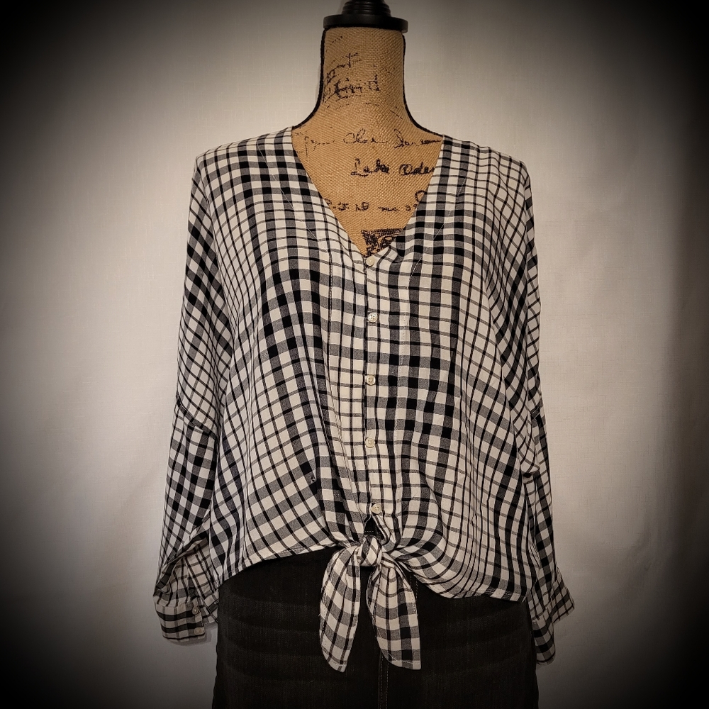 Express Gingham Button-Front Tied Hem Top Black & White - Picture 2 of 6